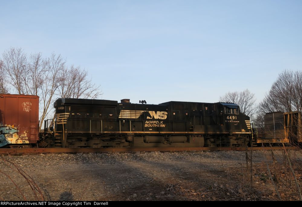 NS 4491 on rail train 913